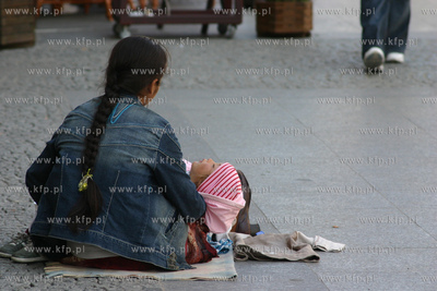 Mloda dziewczyna pochodzenia rumunskiego z dzieckiem...