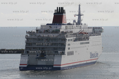 Prom Stena Baltica wyplywa z Portu Gdynia.
13.07.2008
fot....