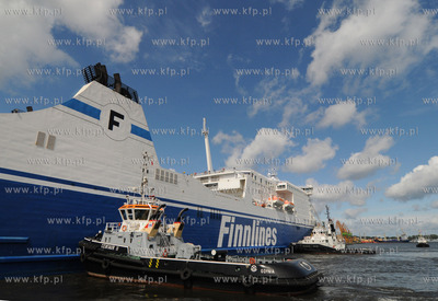 Gdynia. Do nabrzeza w Baltyckim Terminalu Kontenerowym...