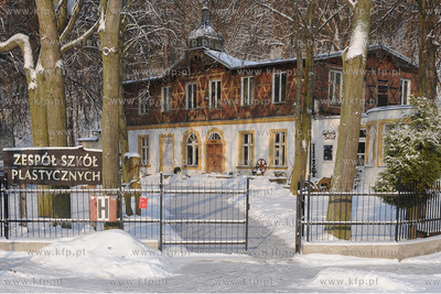 Gdynia Orlowo w zimowej szacie. Budynek Liceum Sztuk...