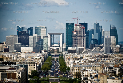 Paryz. Widok z Luku Triumfalnego na La Defense, nowoczesna...