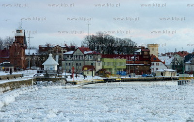 Ustka. Kra lodowa zablokowala kanal portowy w Ustce....