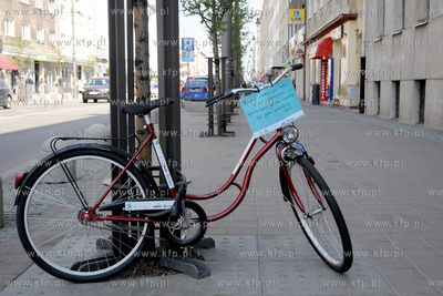 Rowerzysci z Gdyni zachecaja mieszkancow miasta i odwiedzajacych...