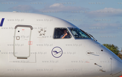 Gdansk,Rebiechowo. Nz. Embraer linii Lufthansa.
02.09.2012
fot....