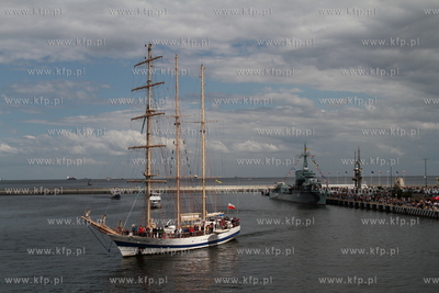 Parada wszystkich najwazniejszych klas okretow bedacych...