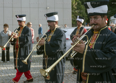 Ulicami Gdyni przeszla Orkiestra Tureckich Sil Zbrojnych...