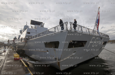 Zwiedzanie okretow NATO, bioracych udzial w manewrach...