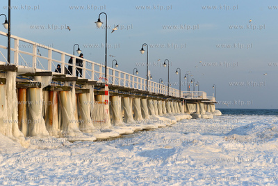 Gdynia Orlowo w zimowej szacie. Oblodzone filary orlowskiego...
