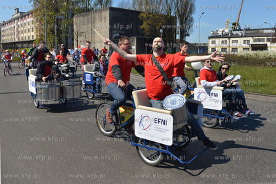 Bialo czerwony peleton pojawil sie 2 maja na ulicach...
