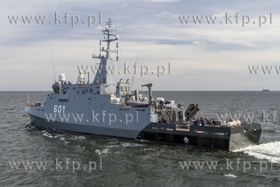 Niszczyciel min ORP Kormoran na próbach morskich....