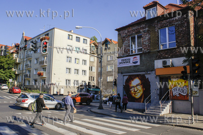 Górny Wrzeszcz. Graffiti, portret Zbigniewa Wodeckiego...