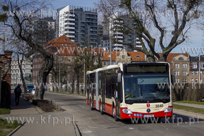 Gdansk, ul. Wałowa. Autobus Mercedes Citaro na linii...