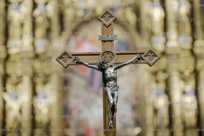 Z powodu pandemii koronawirusa wierni nie mogą uczestniczyć...