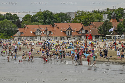 Sopot. Plaza w sezonie pelna plazowiczow i parawanow....