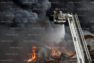 Pożar hali dawnych Zakładów Naprawczych Taboru Kolejowego...