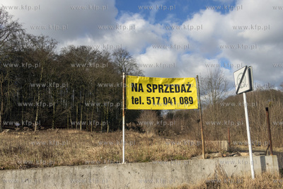 Tablica Na sprzedaż stojąca nieopodal Kanału Raduni...