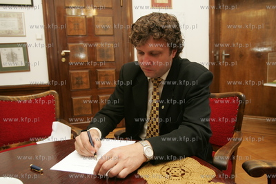 Prezydent Sopotu Jacek Karnowski rozwiazuje testy Faktu.
30.09.2005
fot....