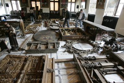 Uratowane zabytki ze spalonego kosciola sw. Katarzyny...