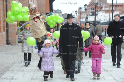 Prezydent Gdanska, Pawel Adamowicz, wraz z przedszkolakami...
