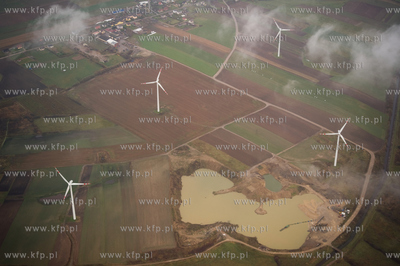 Farma wiatrowa w Swarzewie kolo Pucka.14.11.2013fot....