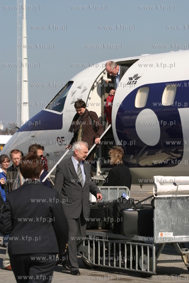 Port lotniczy w Gdansku Rebiechowie. Przed terminalem...