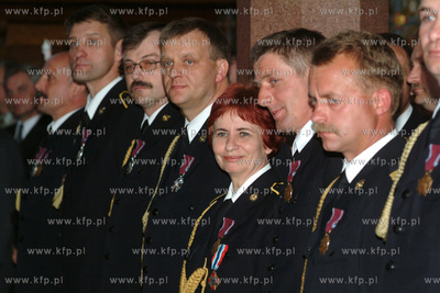 Odznaczenie strazakow bioracym udzial w gaszeniu Rafinerii...