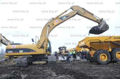 Rozpoczecie prac ziemnych pod budowe stadionu pilkarskiego...