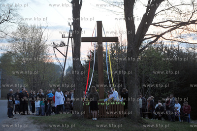 Poswiecenie nowego krzyza i nabozenstwo majowe we wsi...