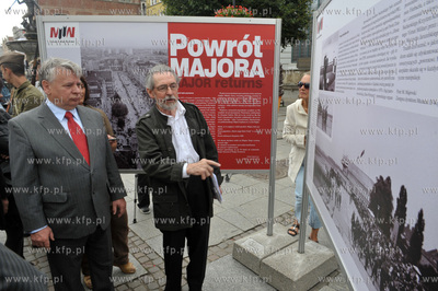 Otwarcie wystawy plenerowej "Powrot Majora" na Dlugim...