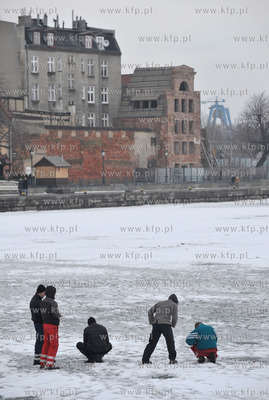 Wedkarze lowia ryby na zamarznietej Motlawie. 
18.02.2012...