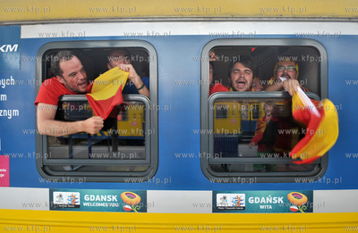 Gdansk. Dworzec PKP. Kibice odjezdzaja kolejka SKM...