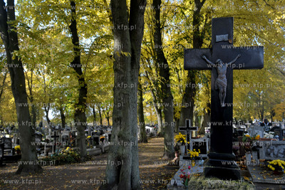 Zukowo. Cmentarz. 21.10.2012 Fot. Maciej Kosycarz /...