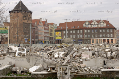 Gdansk. Wyburzanie starych budynkow pod budowe nowych...