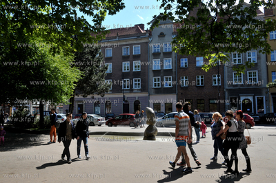 Gdansk. Skwer z fontanna pomiedzy ulicami Swietojanska...