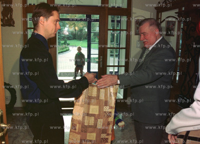 Urodziny Lecha Walesy. Prezent od syna Przemka 30.09.2000...