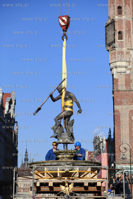 Gdansk. Demontaż figury Neptuna z fontanny na Długim...