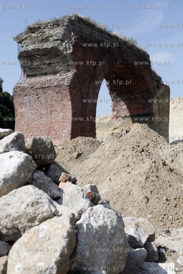 Wyburzanie wiaduktu w Dolnym Migowie pod budowe linii...