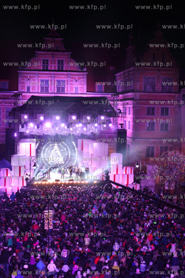 Cala Polska spiewa koledy, koncert na Dlugim Targu...