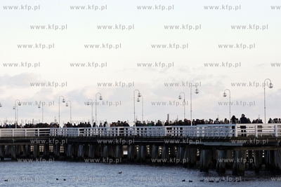 Tłum spacerujących na sopockim molo w drugi dzień...