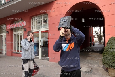Sopot. Ludzie oglądają zaćmienie słońca na ul.Bohaterów...