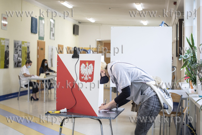Komisja wyborcza nr 8 w Sopocie. Głosowanie w II turze...