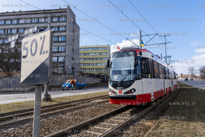 Stromy podjazd na torze tramwajowym na Armii Krajowej...