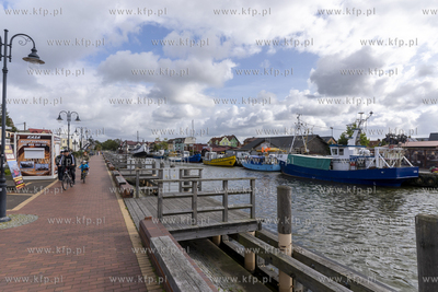Łeba. Pusty po sezonie letnik deptak wzdłuż Łeby....