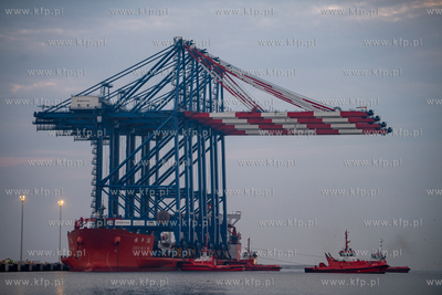 Statek Zhen Hua 36 z czterema potężnymi suwnicami...