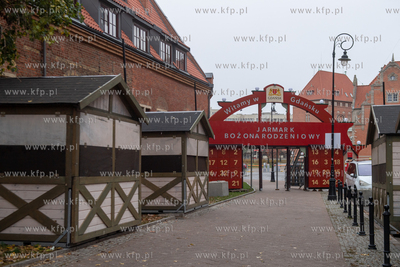 Na Targu węglowym w Gdańsku rozstawiane są pawilony...