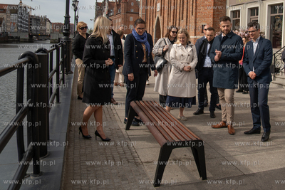 Spacer wyremontowanym Długim Pobrzeżem z udziałem...