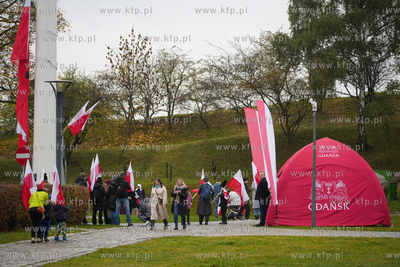 Góra Gradowa. Flagi dla mieszkańców i turystów...