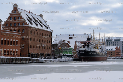 Zima w Gdańsku. Statek muzeum - Sołdek, na zamarzniętej...