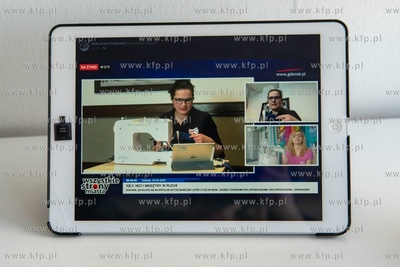 Gdańsk. Relacja online z szycia maseczek przez prezydent...