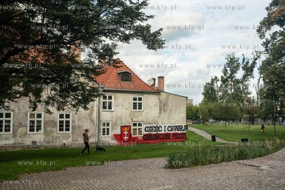 Mural z napisem "Cześć i Chwała Obrońcom Poczty"...